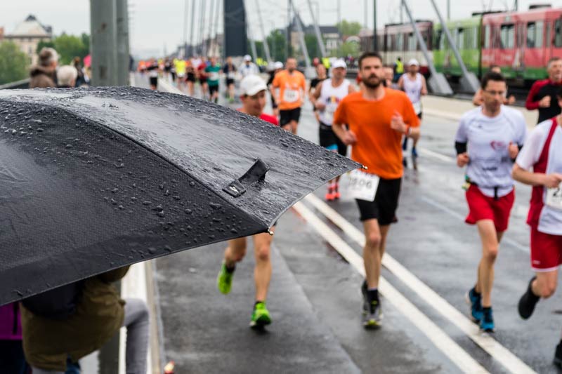 Läufer bei einer Veranstaltung im Regen - Den Kalorienverbrauch beim Laufen richtige berechnen.
