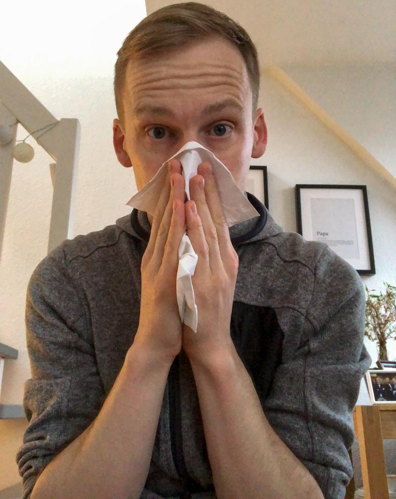 Laufen bei Erkältung: Kevin putzt sich die Nase